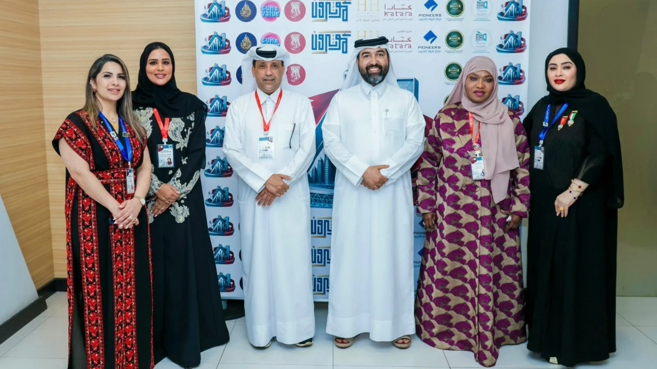 صورة جماعية للمنظمين والمكرمين في ختام أعمال قمة قطر